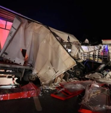 Lastiği patlayan TIR’a kamyonet çarptı: Otoyol savaş alanına döndü