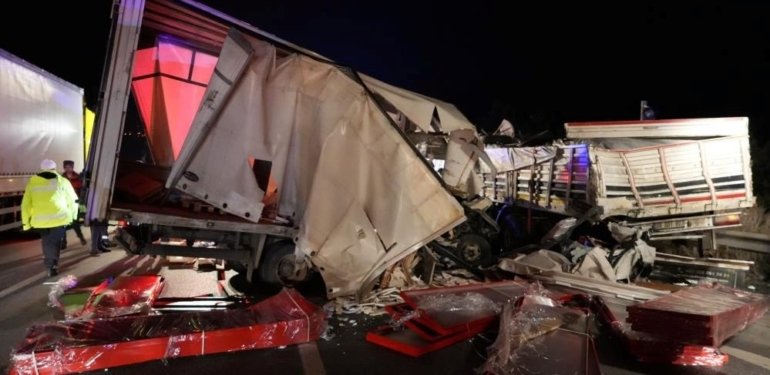 Lastiği patlayan TIR’a kamyonet çarptı: Otoyol savaş alanına döndü