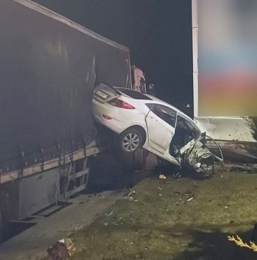 Park halindeki TIR’a çarpan otomobil hurdaya döndü: 2 yaralı