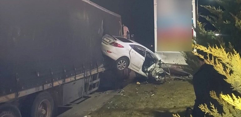 Park halindeki TIR’a çarpan otomobil hurdaya döndü: 2 yaralı