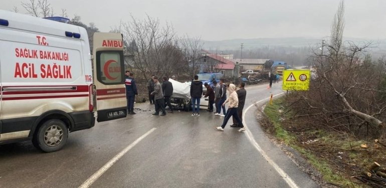 Sivil polis aracı ile otomobil çarpıştı