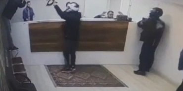 Fatih’te kasklı hırsızlardan kargo şirketinde soygun kamerada