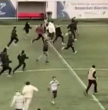 Güngören de saha karıştı: Taraftarlar 13 yaşındaki futbolculara saldırdı
