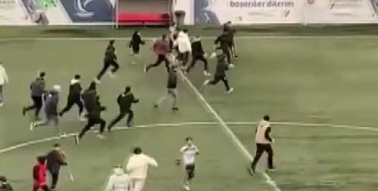 Güngören de saha karıştı: Taraftarlar 13 yaşındaki futbolculara saldırdı