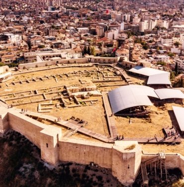 Gaziantep’te 15 yaşındaki genci darbettikleri iddiasıyla 2 şüpheli tutuklandı