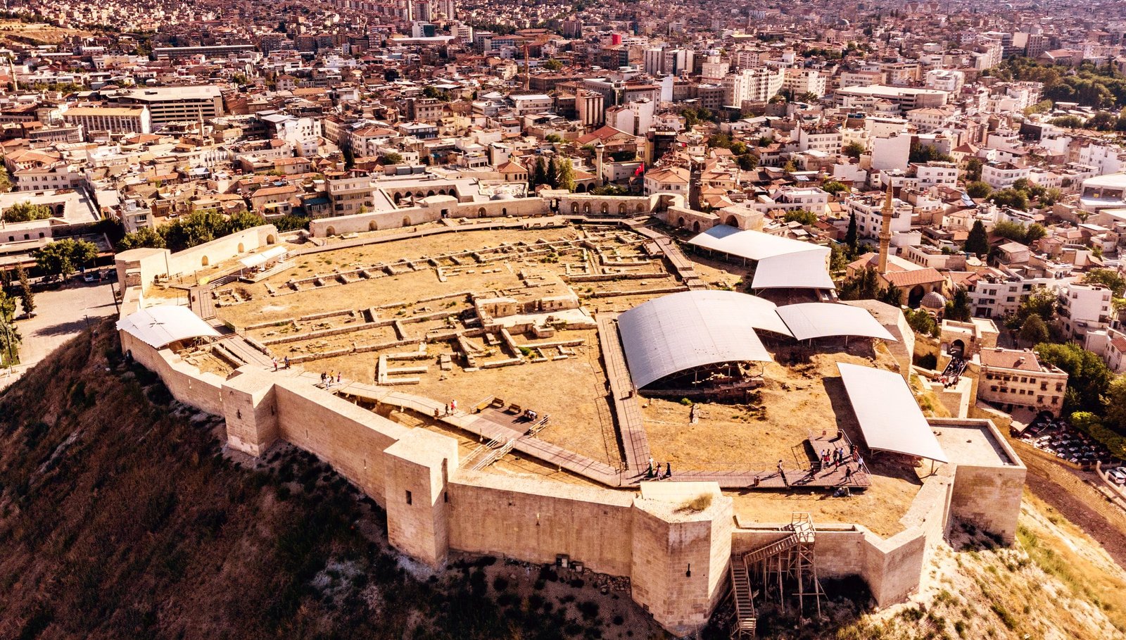 Gaziantep’te 15 yaşındaki genci darbettikleri iddiasıyla 2 şüpheli tutuklandı