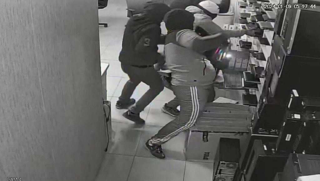 Ümraniye’de 110 bilgilsayarı 2 buçuk dakikada böyle çaldılar