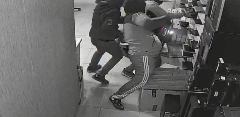 Ümraniye’de 110 bilgilsayarı 2 buçuk dakikada böyle çaldılar