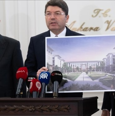 Adalet Bakanı Tunç, Ankara Valiliğini ziyaretinde konuştu: 40 ay içerisinde Ankara Adliyemizi tamamlayacağız