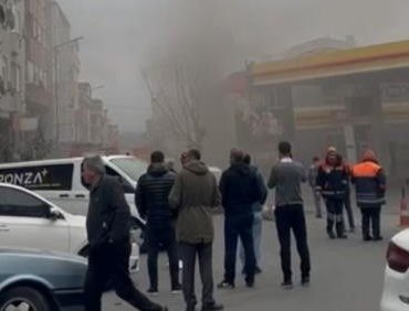 İstanbul’da benzin istasyonu yakınında korkutan trafo patlaması (6 saat boyunca elektrik verilemedi)