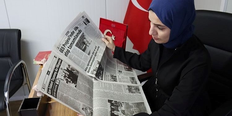 Depremde kaybettiği babasının gazetesine sahip çıktı