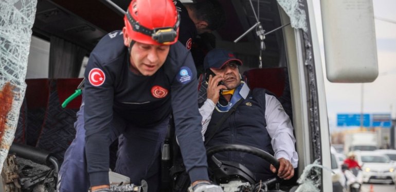 Kaza yapıp araçta sıkıştı, dakikalarca telefonla konuştu
