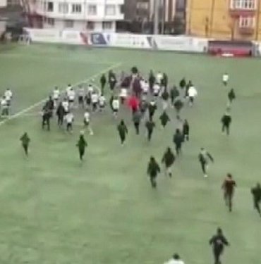 Güngören’de taraflar sahaya girdi: 13 yaşındaki çocuklara saldırdılar