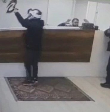 Motosiklet kasklı hırsızlardan kargo şirketinde soygun