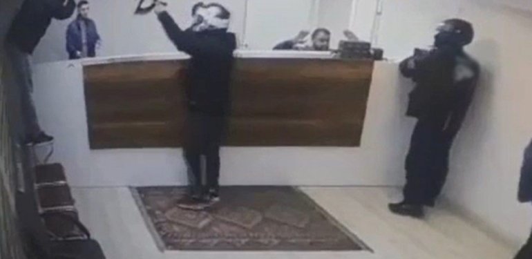 Motosiklet kasklı hırsızlardan kargo şirketinde soygun