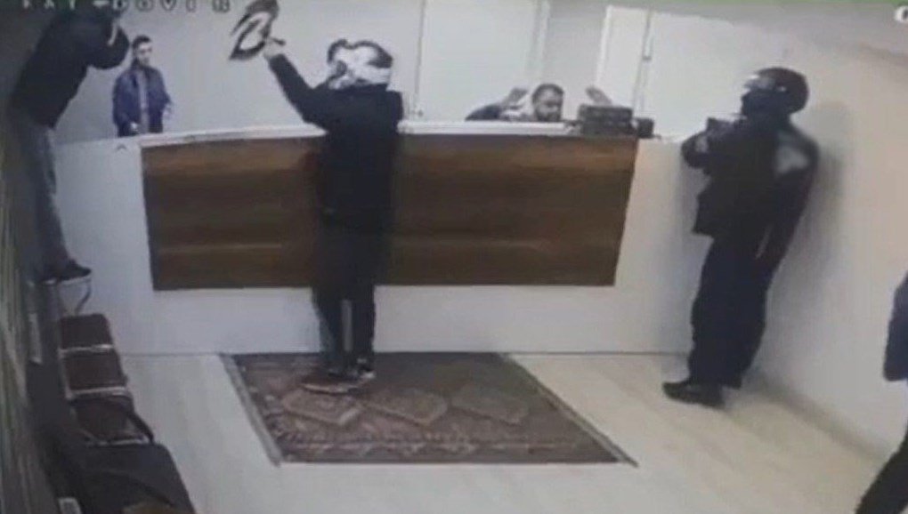 Motosiklet kasklı hırsızlardan kargo şirketinde soygun