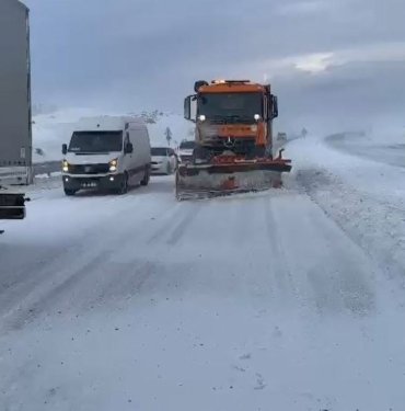 Tendürek Geçidi’nde tipi: Çoğu TIR onlarca araç mahsur kaldı
