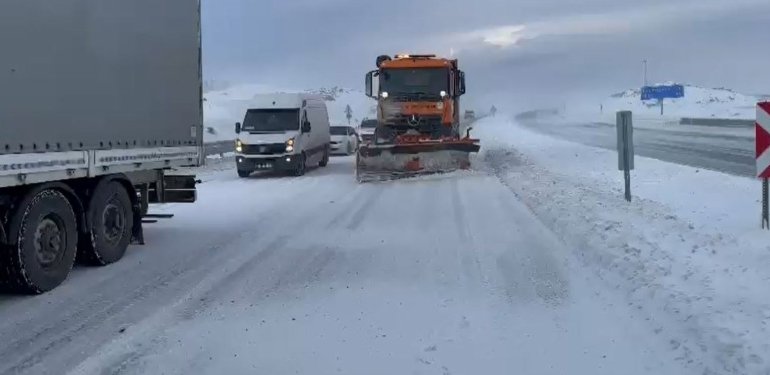 Tendürek Geçidi’nde tipi: Çoğu TIR onlarca araç mahsur kaldı