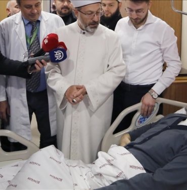 Diyanet İşleri Başkanı Erbaş, bıçaklı saldırıda yaralanan Fatih Camisi imamı Galip Usta’yı ziyaret etti