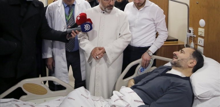 Diyanet İşleri Başkanı Erbaş, bıçaklı saldırıda yaralanan Fatih Camisi imamı Galip Usta’yı ziyaret etti