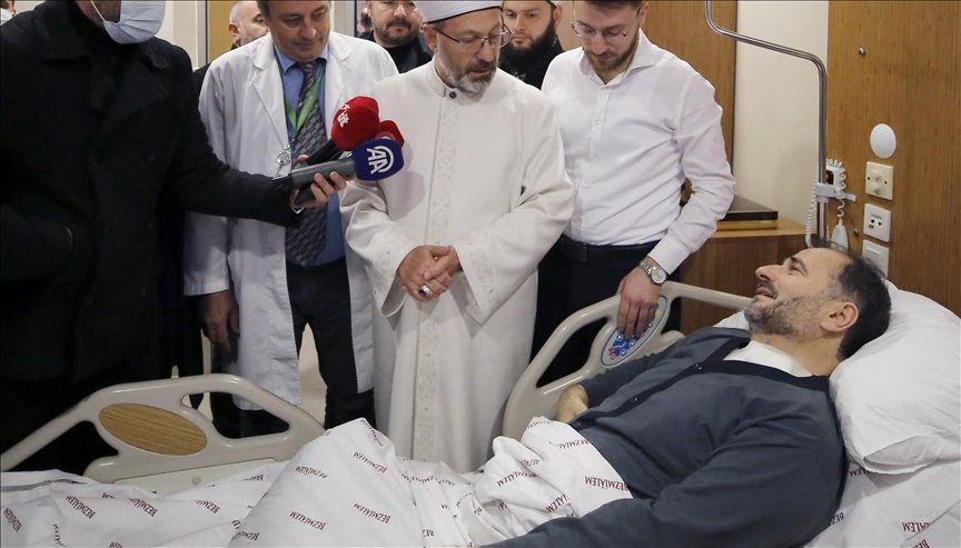 Diyanet İşleri Başkanı Erbaş, bıçaklı saldırıda yaralanan Fatih Camisi imamı Galip Usta’yı ziyaret etti