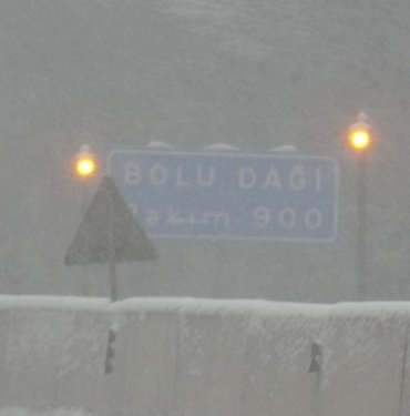 Bolu Dağı geçişinde kar yağışı