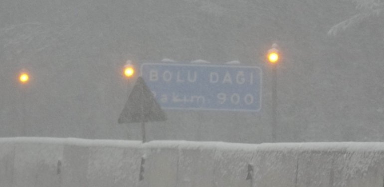 Bolu Dağı geçişinde kar yağışı