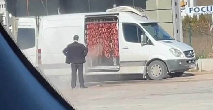 Akaryakıt istasyonunda sucuk yıkayanların cezası belli oldu