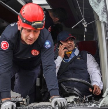Kaza yapıp araçta sıkıştı, dakikalarca telefonla konuştu: O anlar kamerada