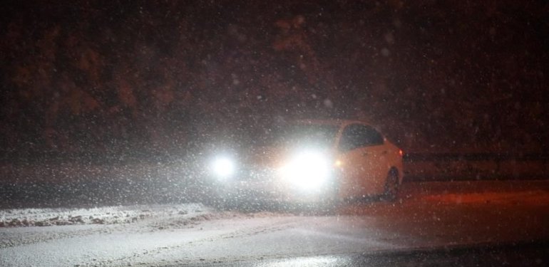Bolu geçişinde kar yağışı: Kar kalınlığı 10 santimetreye ulaştı