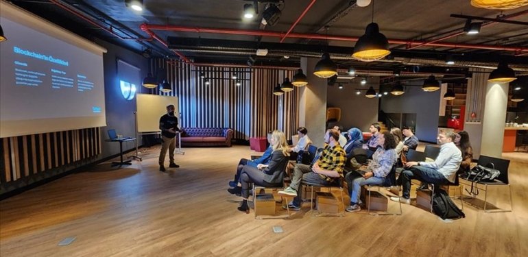 AA ekonomi muhabirlerine yeni finansal teknolojiler eğitimi