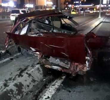 Avcılar’da kaza: Hurdaya dönen otomobilden hafif yaralı çıktılar