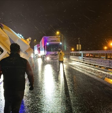 Anadolu Otoyolu’nda 2 tırın çarpışması sonucu Ankara istikametinde ulaşımda aksama yaşandı