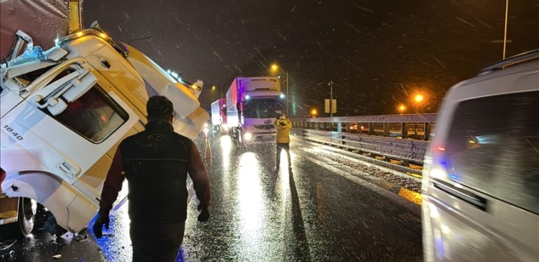 Anadolu Otoyolu’nda 2 tırın çarpışması sonucu Ankara istikametinde ulaşımda aksama yaşandı