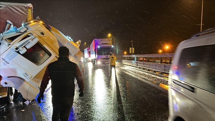 Anadolu Otoyolu’nda 2 tırın çarpışması sonucu Ankara istikametinde ulaşımda aksama yaşandı