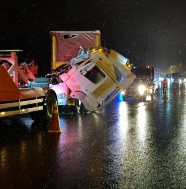 Anadolu Otoyolu’nda 2 TIR çarpıştı: Ankara istikametinde ulaşımda aksama yaşandı