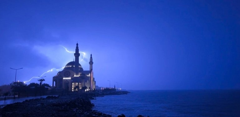 Şimşekler İskenderun Körfezi’nde kartpostallık görüntüler oluşturdu