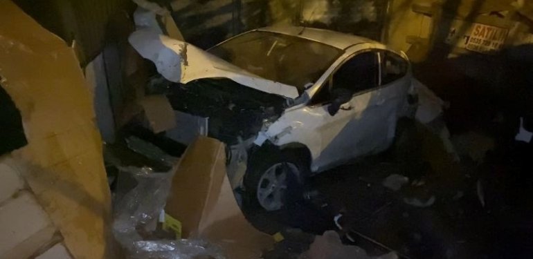 Sultanbeyli’de kaza yapan sürücü yaralı arkadaşını bırakarak kaçtı
