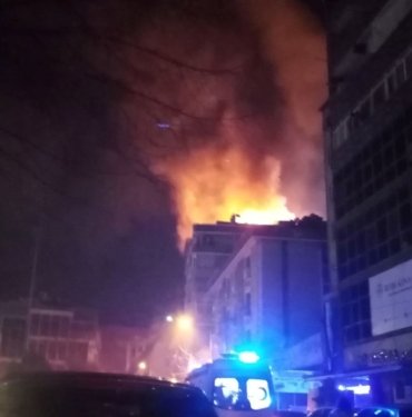 Kağıthane’de korkutan yangın: Alevler 3 binayı sardı