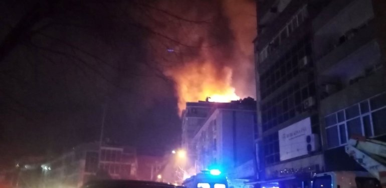 Kağıthane’de korkutan yangın: Alevler 3 binayı sardı