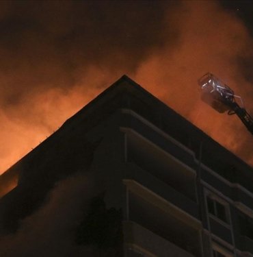 Kağıthane’de bir binanın çatısında başlayıp bitişikteki 2 binaya sıçrayan yangın söndürüldü