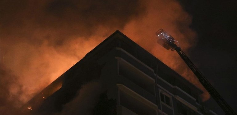 Kağıthane’de bir binanın çatısında başlayıp bitişikteki 2 binaya sıçrayan yangın söndürüldü