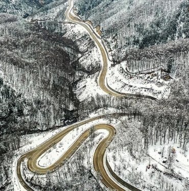 Uludağ’ın yamaçlarındaki kıvrımlı yollar karlı ormanlarla bütünleşti