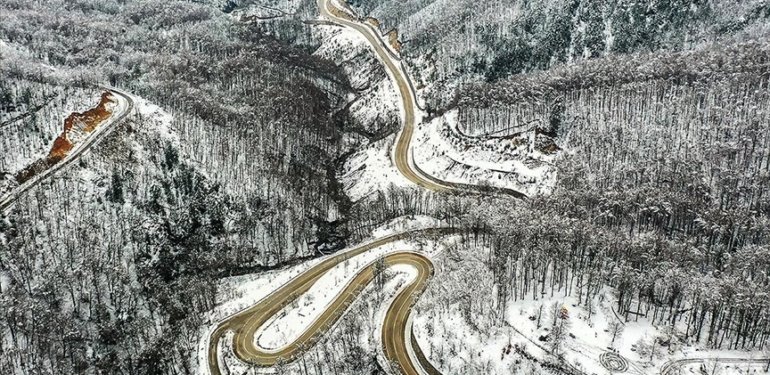 Uludağ’ın yamaçlarındaki kıvrımlı yollar karlı ormanlarla bütünleşti