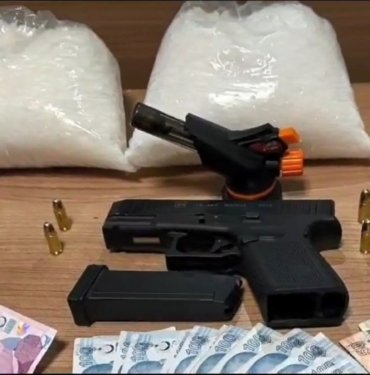 İstanbul’da polisten kaçan kadının çantasından 2 kilo 985 gram uyuşturucu çıktı