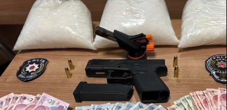 İstanbul’da polisten kaçan kadının çantasından 2 kilo 985 gram uyuşturucu çıktı