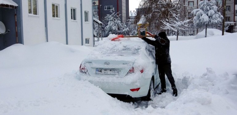 Van ve Bitlis kara teslim oldu: 900 yerleşim yerinin yol ulaşıma kapandı