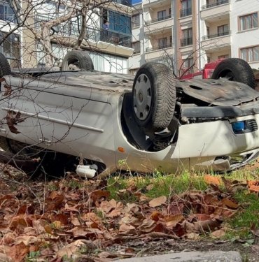 Otomobil takla atıp bahçeye düştü