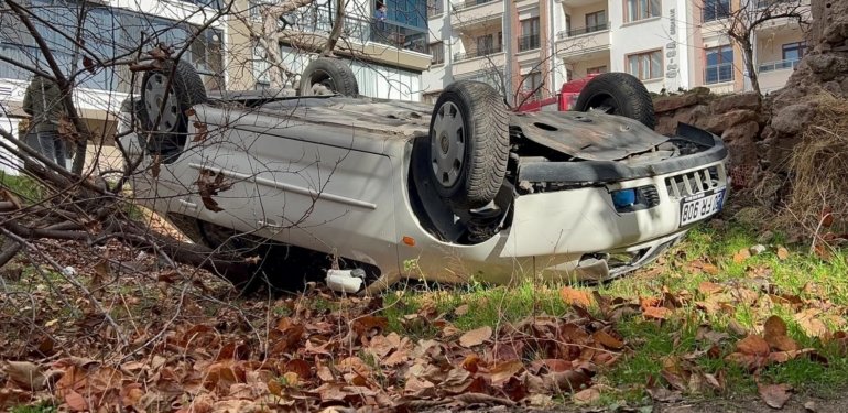 Otomobil takla atıp bahçeye düştü