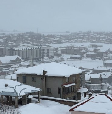 Yüksekova’da uçak seferlerine kar engeli